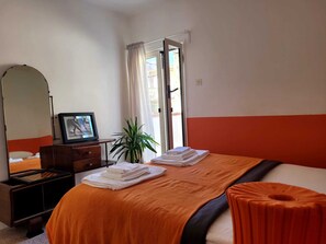3 bedrooms, in-room safe, iron/ironing board, travel cot