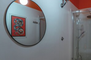 Douche, séchoir à cheveux, bidet, serviettes fournies