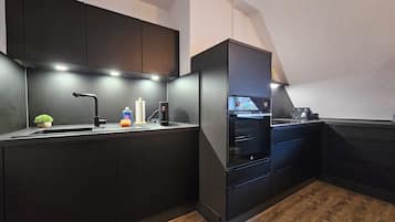 Een koelkast, een magnetron, een kookplaat, een vaatwasser