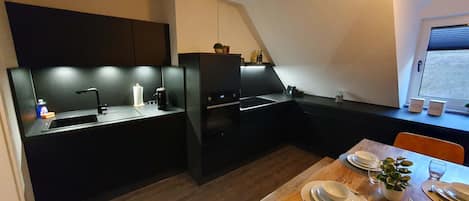 Fridge, microwave, stovetop, dishwasher