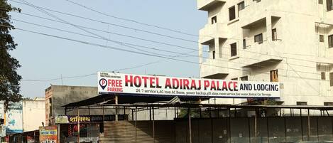 Vista frontal de la propiedad