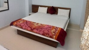 Ein Schlafzimmer mit einem Bett, einer Wandklimaanlage und einem Spiegel.