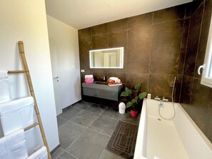 Dusche, Haartrockner, Handtücher, Seife