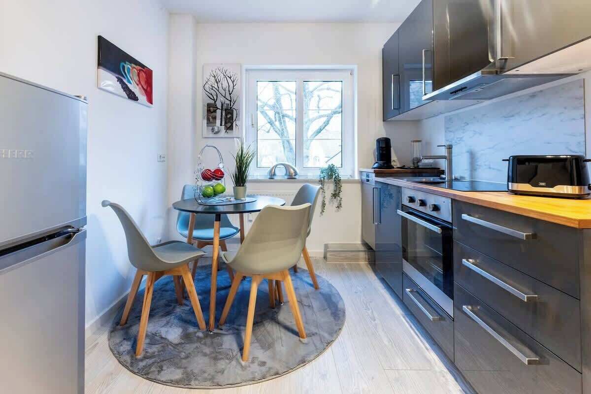 Kühlschrank, Mikrowelle, Ofen, Herdplatte