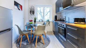 Kühlschrank, Mikrowelle, Ofen, Herdplatte