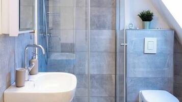 Dusche, Haartrockner, Handtücher, Seife