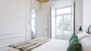 Une chambre à coucher avec un lit, une fenêtre et une porte.