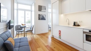 Un appartement moderne comprenant un salon, un coin repas et une cuisine.