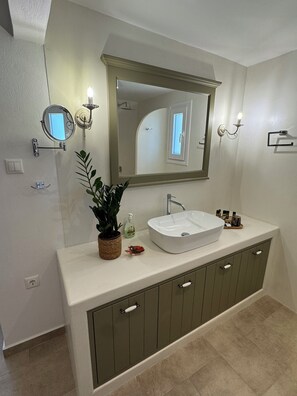 Haartrockner, Handtücher, Seife, Toilettenpapier