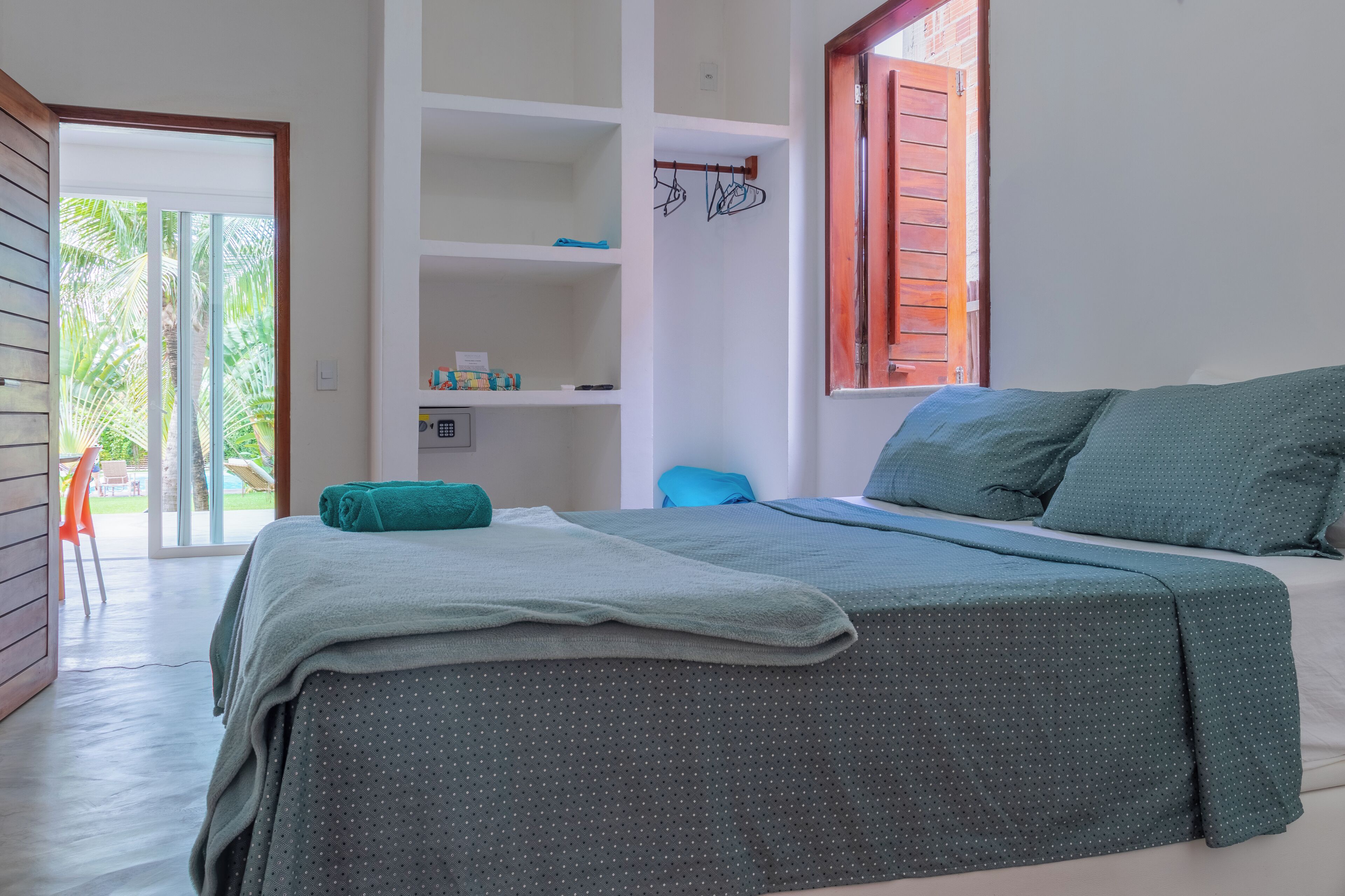 2 quartos, cofres nos quartos, ferros/tábuas de passar roupa