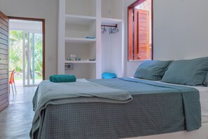 2 chambres, coffres-forts dans les chambres, fer et planche à repasser