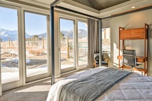 2 bedrooms, desk, WiFi