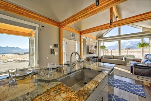 Three Peaks Retreat: Pet-friendly w/Outdoor Sauna