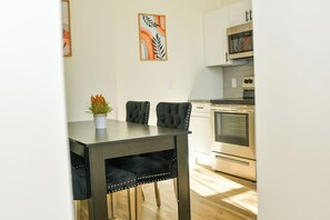 Dining - Charming 1-bedroom apartment prime location Downtown Cincinnati (Cincinnati)