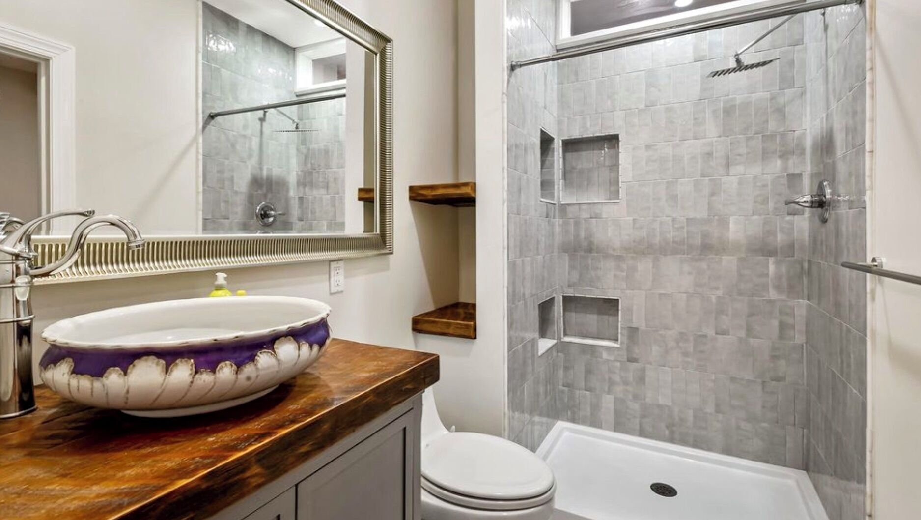 Een douche, een haardroger, handdoeken, zeep