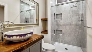 シャワー、ヘアドライヤー、タオル、石鹸