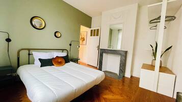 2 habitaciones, escritorio y tabla de planchar con plancha