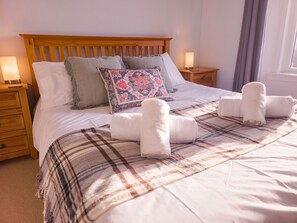 4 makuuhuonetta, silitysrauta/-lauta, ilmainen Wi-Fi, vuodevaatteet