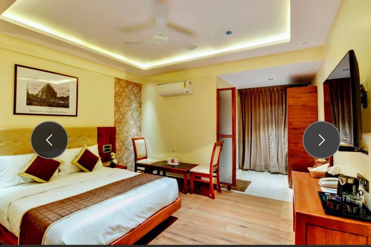 Desk, laptop workspace, iron/ironing board, free WiFi