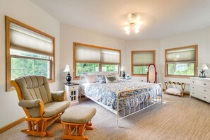 5 bedrooms, desk, iron/ironing board, free WiFi - Hygge Lake House on Lake Leelanau (Traverse City)