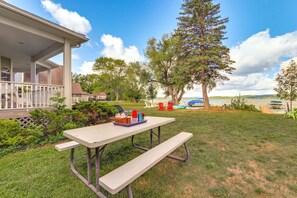 Outdoor dining - Hygge Lake House on Lake Leelanau (Traverse City)