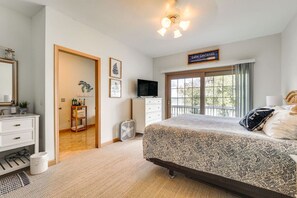 5 bedrooms, desk, iron/ironing board, free WiFi