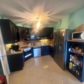 Micro-ondes, four, plaque de cuisson, lave-vaisselle