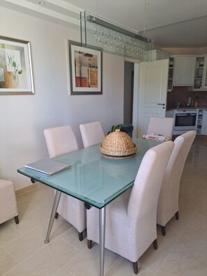 Dining - Villa for 10 people, sea and Var Valley view. Swimming pool, tennis court, beach on foot (Roquebrune-sur-Argens)