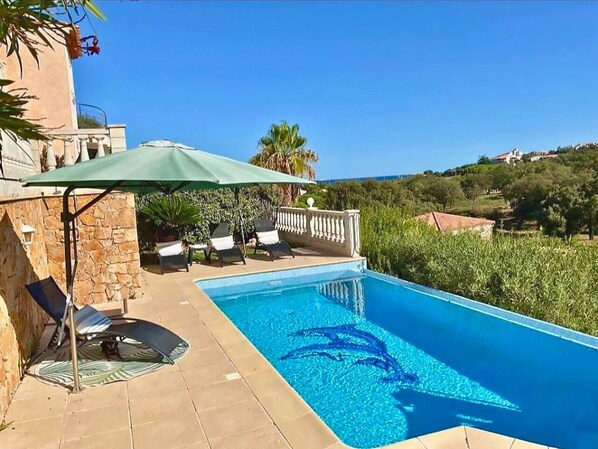 Pool - Villa for 10 people, sea and Var Valley view. Swimming pool, tennis court, beach on foot (Roquebrune-sur-Argens)