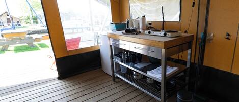 Una cocina con encimera de madera, electrodomésticos de acero inoxidable y vistas al exterior.