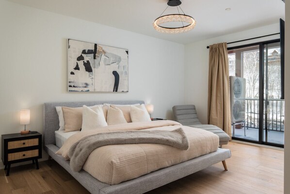 2 chambres, fer et planche à repasser, lit de bébé portatif