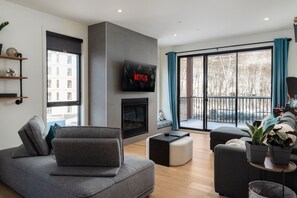 スマートテレビ、暖炉、テレビゲーム、ステレオ