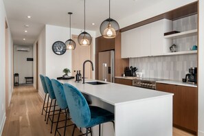 Kjøleskap, mikrobølgeovn, ovn og kokeplater