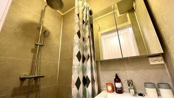 Dusch, hÄrtork, handdukar och tvÄl