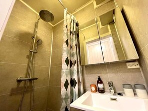 Shower, hair dryer, towels, soap - Scenic Rural Apartment (Trøndelag)