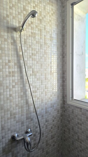 Appartement Makroud | バスルーム | シャワー、タオル、石鹸、シャンプー