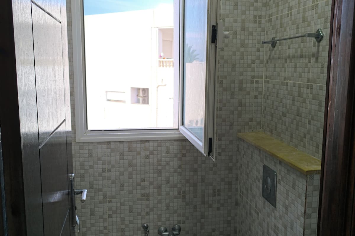 Ducha, toallas, jabón, shampoo