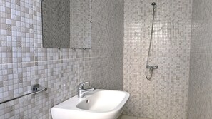 Appartement Huile d'olive | Bathroom | Shower, towels, soap, shampoo