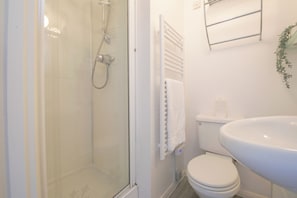 Leilighet, balkong, elveutsikt | Bad | Kombinert dusj/badekar, toalettartikler (inkludert), hårføner og såpe