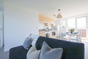 Leilighet, balkong, elveutsikt | Oppholdsområde | Smart-TV