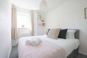 公寓, 陽台, 河景 | 2 間臥室、熨斗/熨衣板、免費無線上網、床單