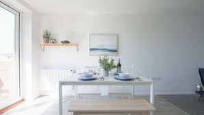 Appartement, balcon, vue fleuve | Restauration dans la chambre