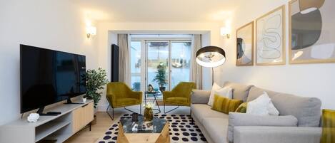 Leilighet (2 Bedrooms) | Oppholdsområde | En 32-tommers smart-TV med kabel-kanaler