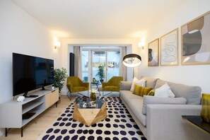 Lägenhet (2 Bedrooms) | Vardagsrum | 32-tums smart-tv med kabelkanaler