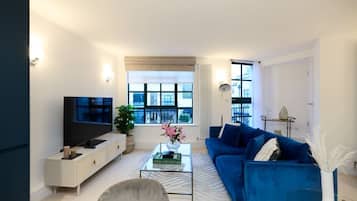 Departamento (2 Bedrooms) | Área de sala de estar | Smart TV de 32 pulgadas con canales por cable