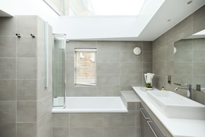 House (4 Bedrooms) | Exterior - The Hamilton Gardens Hideaway - Modern 4bdr Home With Garden (London)