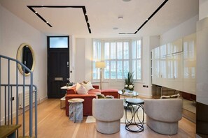 House (4 Bedrooms) | Exterior