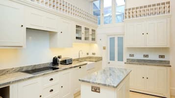 House (6 Bedrooms) | Exterior