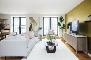 Un salon moderne avec un canapé, une table basse et un meuble pour la télévision.