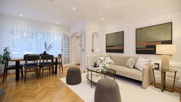 House (4 Bedrooms) | Exterior